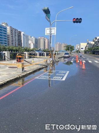 ▲▼適逢滿月，台南安平路和同平路都發生海水倒灌現象。（圖／記者林悅翻攝）