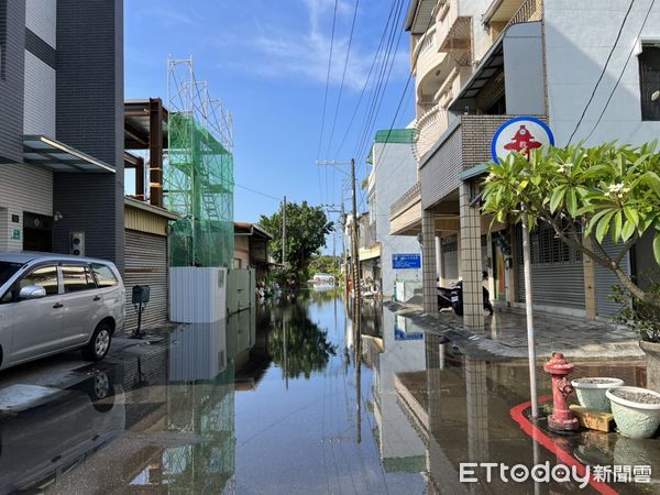 ▲▼適逢滿月，台南安平路和同平路都發生海水倒灌現象。（圖／記者林悅翻攝）