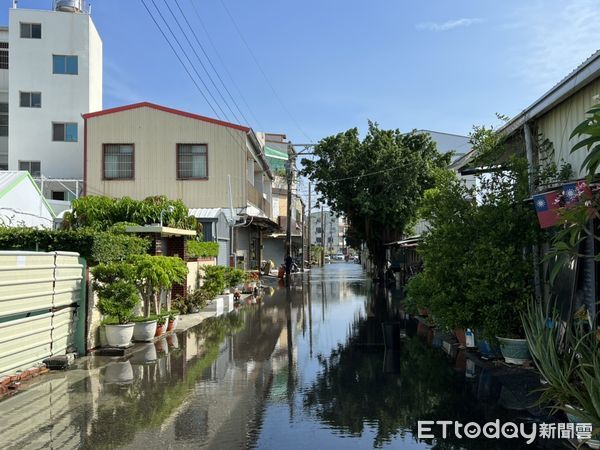 ▲▼適逢滿月，台南安平路和同平路都發生海水倒灌現象。（圖／記者林悅翻攝）