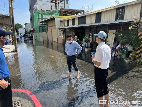 ▲▼適逢滿月，台南安平路和同平路都發生海水倒灌現象。（圖／記者林悅翻攝）