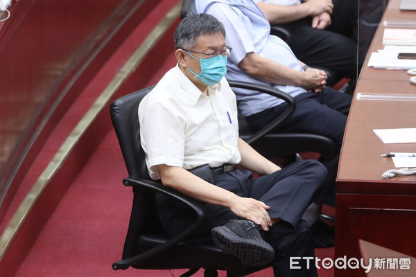 ▲民進黨台北市議員王世堅質詢，送柯文哲台東單程票。（圖／記者林敬旻攝）