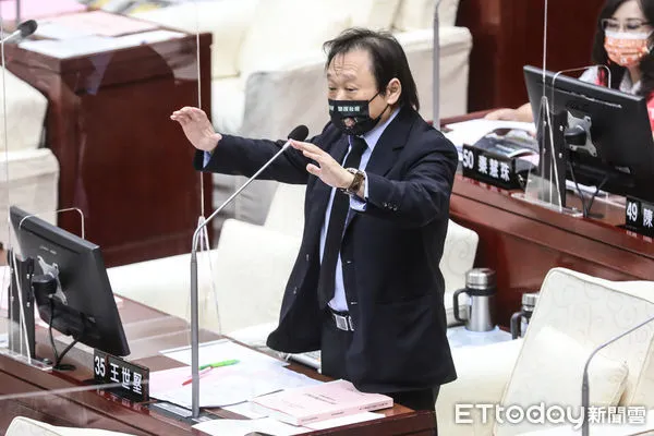 ▲民進黨台北市議員王世堅質詢，送柯文哲台東單程票。（圖／記者林敬旻攝）