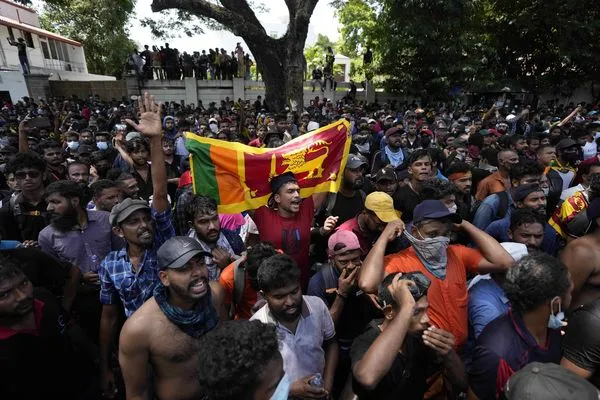 ▲▼斯里蘭卡民眾憤怒包圍並闖入總理辦公室。（圖／達志影像／美聯社）