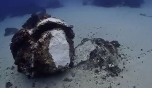 ▲▼綠島「摩艾石像」珊瑚礁岩遭破壞。（圖／翻攝自臉書就是愛綠島）