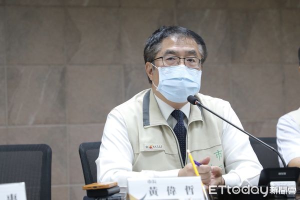 ▲台南市長黃偉哲率副市長趙卿惠、社會局長陳榮枝、主計處長方盆，14日宣布2023年除發放重陽敬老禮金1000元外，再加碼發放「健保福利金」擴大照顧弱勢經濟長輩。（圖／記者林悅翻攝，下同）