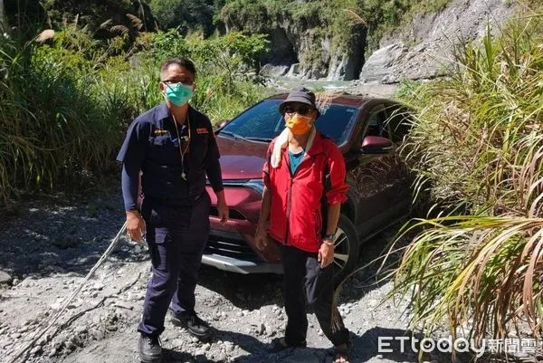 ▲霧鹿警長四驅車拉繩索助脫困。（圖／記者楊漢聲翻攝）
