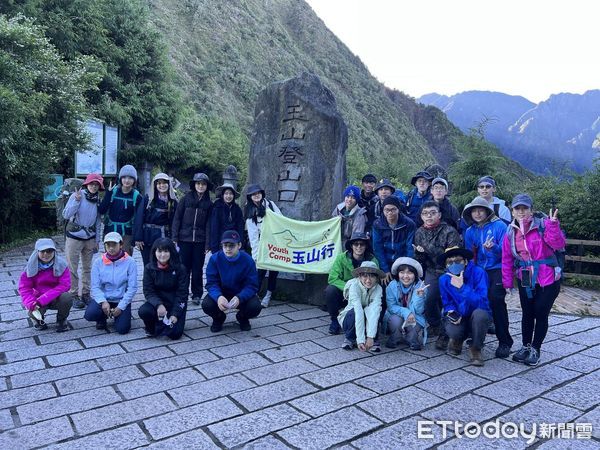▲學員在第2天挑戰從塔塔加登山口至排雲山莊8.5公里，並於出發前合照。（圖／玉山國家公園管理處提供）