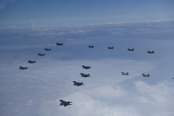 ▲▼南韓F-35A匿蹤戰機與美國F-16戰機於今年6月聯合演習中編隊飛行。（圖／達志影像／美聯社）