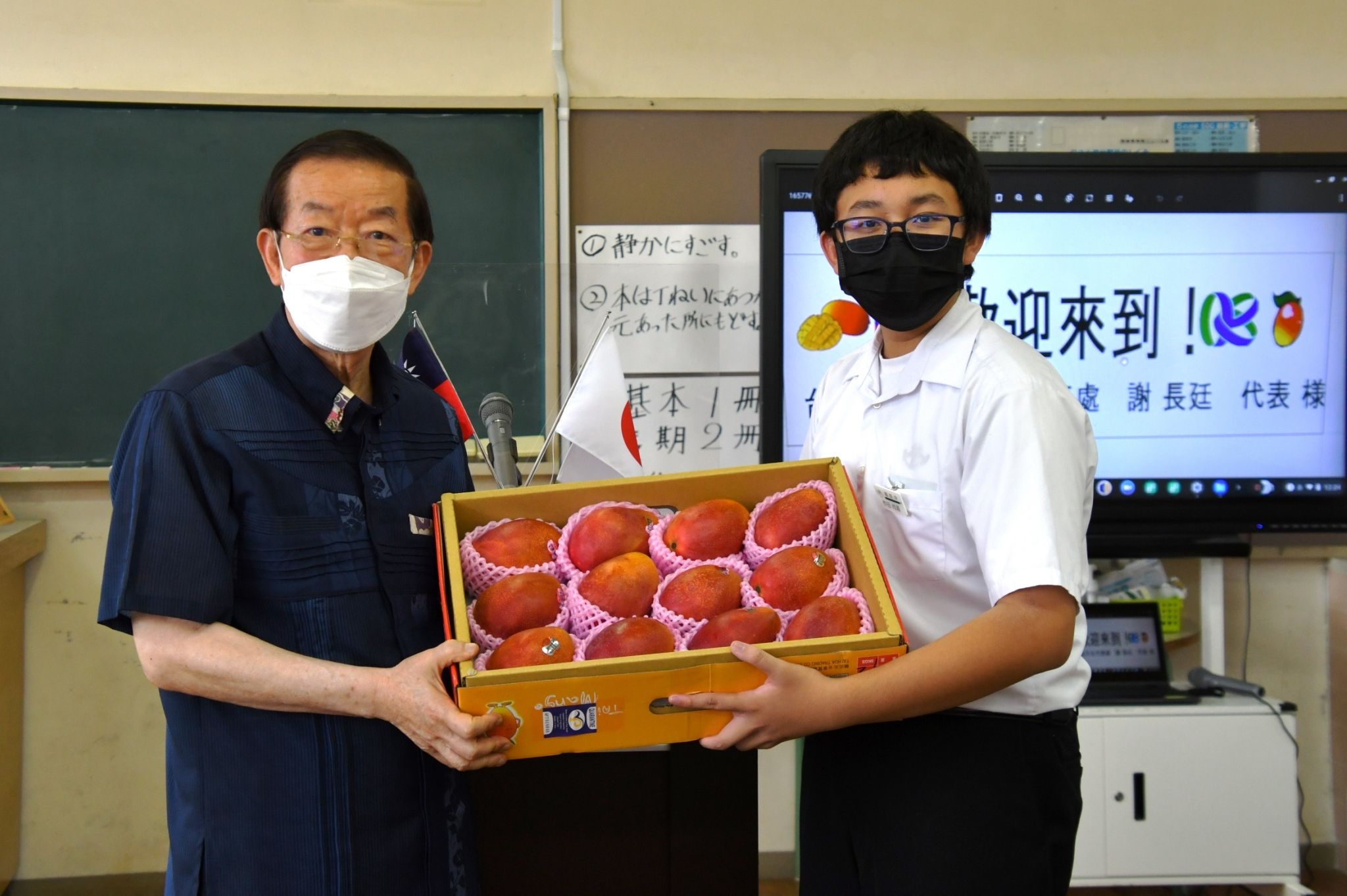 ▲▼農委會提供台灣芒果給日本學童當午餐水果，學童大讚香甜好滋味。（圖／農委會提供）
