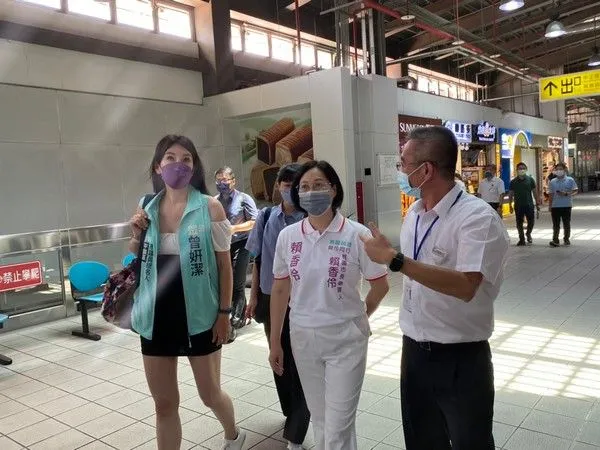 ▲賴香伶現勘台鐵桃園站冷氣故障？