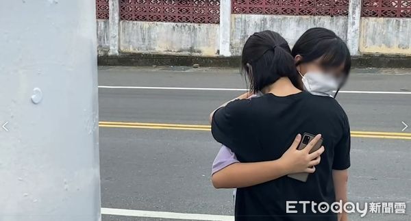 ▲▼      南投槍擊4死，家屬殯儀館外相擁而泣       。（圖／記者戴上容攝）