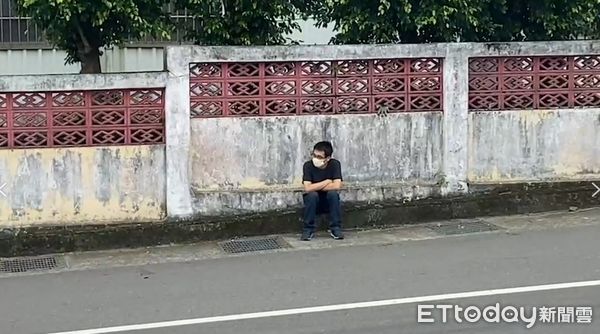 ▲▼      南投槍擊4死，家屬殯儀館外相擁而泣       。（圖／記者戴上容攝）