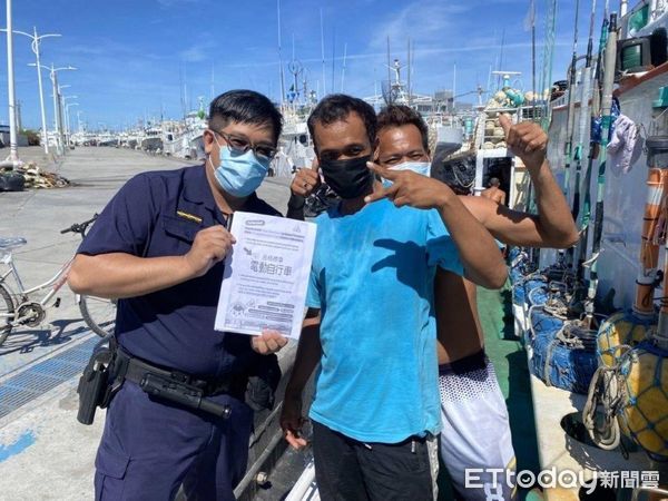 ▲東港警方宣導交通安全             。（圖／記者陳崑福翻攝，下同）