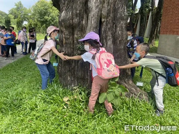 ▲台南山上花園水道博物館成功訓練出一批種子教師，15日進行首次試教，在種子教師引領下，透過生動的課程設計，寓教於樂，小朋友直呼有趣。（圖／記者林悅翻攝，下同）