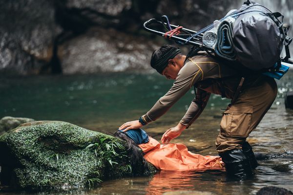 ▲▼金鐘獎得主黃遠在《野薊》中飾演背著罹難者穿梭山林的高山協作員。（圖／桃園電影節提供）