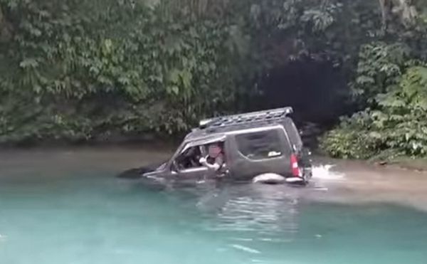 ▲▼花蓮鯉魚潭上游1輛吉普車過不去，最後沉入水中。（圖／翻攝記者爆料網）
