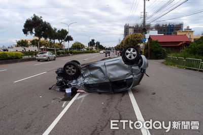 左轉車未禮讓直行車被撞　車頭全爛...四輪「烏龜翻」躺路中間