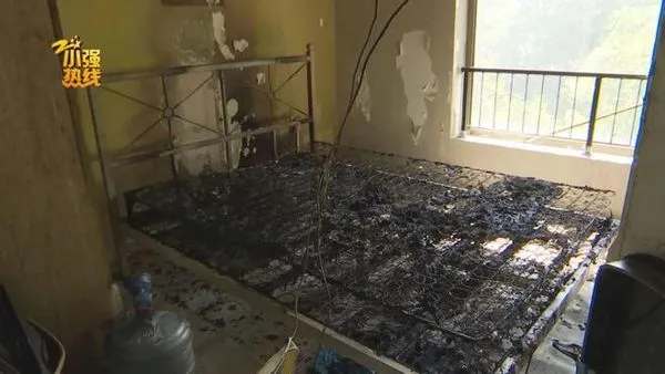 ▲▼40萬現金藏床單底下！他說這樣最安心「一場大火渣都不剩」。（圖／翻攝微博）