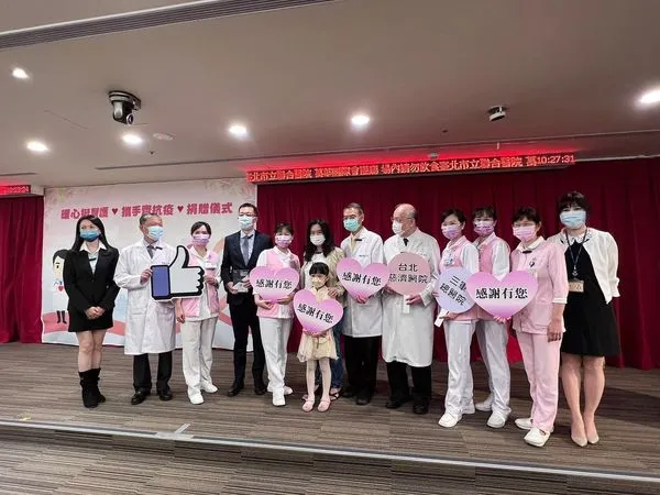 ▲▼應曉薇攜手企業為醫護捐贈空氣清淨機　盼蔡炳坤早日康復。