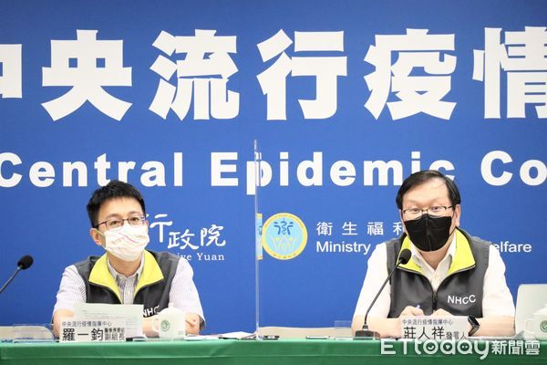 ▲▼指揮中心7/15記者會，醫療應變組副組長羅一鈞(左)、發言人莊人祥說明。（圖／指揮中心提供）