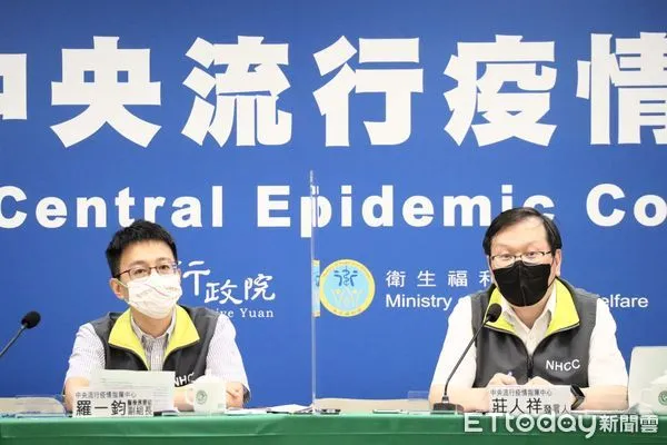 ▲▼指揮中心7/15記者會，醫療應變組副組長羅一鈞(左)、發言人莊人祥說明。（圖／指揮中心提供）