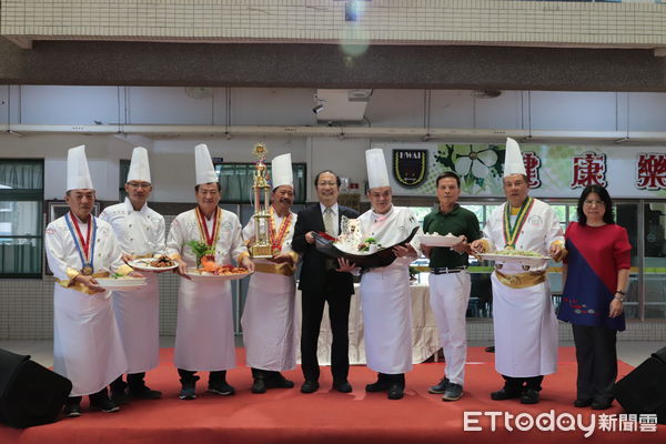 ▲中華醫大舉辦2022年抗疫時代營養美食饗宴暨成果展，大台南地區六位名廚同場飆藝，中華醫大食品營養系學生現場見習。（圖／記者林悅翻攝，下同）