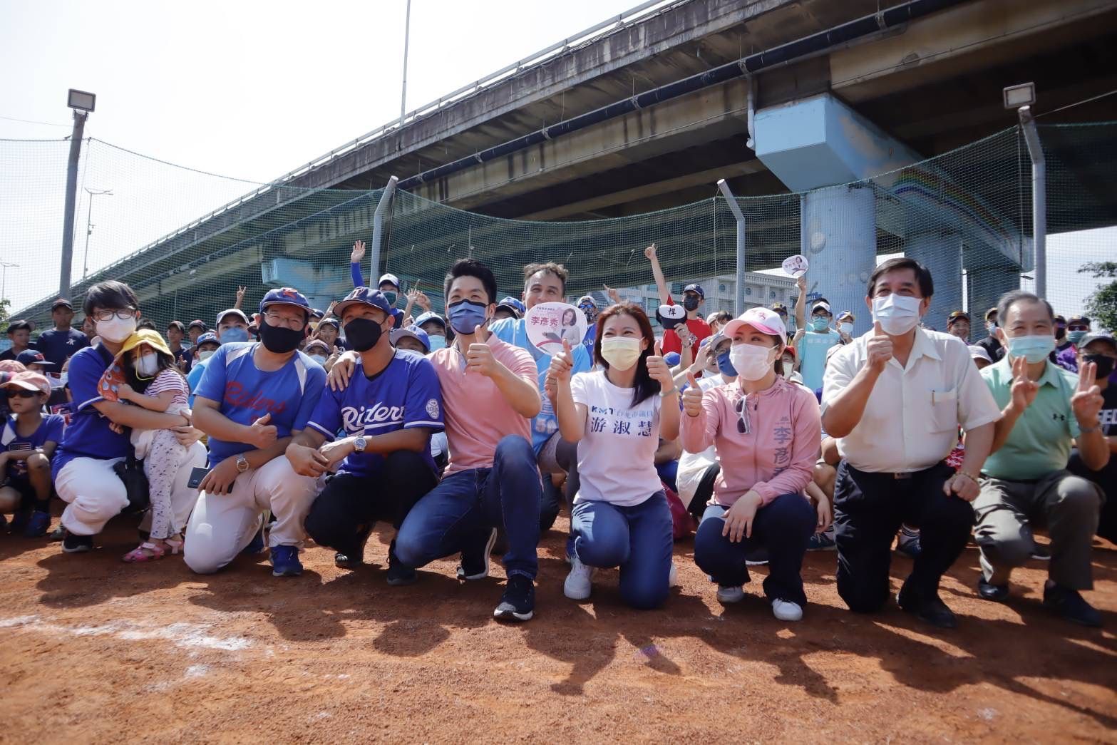 ▲▼    蔣萬安今天上午到台北彩虹河濱公園，出席「台北市南港區區長盃足壘球賽」開幕      。（圖／蔣萬安辦公室提供）