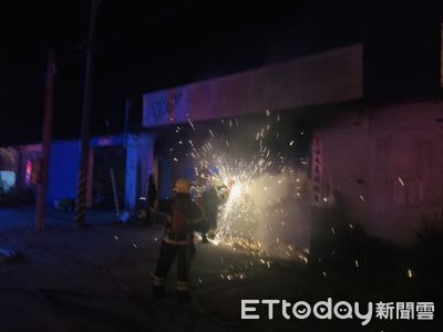 苗栗通霄汽車保修廠深夜火警　濃煙狂竄...消防緊急破門灌救