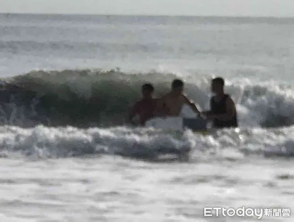 ▲台南市安平渔光島，15日下午4時30分許傳出有人溺水，台南市消防局據報派員前往搶救，消防人員到場時，發現溺水者已被在該處衝浪民眾及時救起。（圖／民眾提供，下同）