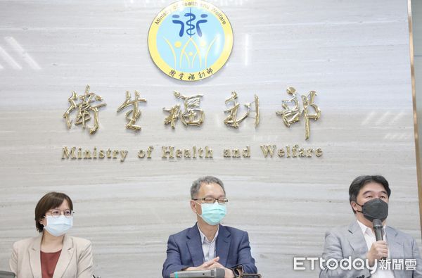 ▲▼衞褔部新任部長薛瑞元，率兩位政務次長李麗芬及新任次長王必勝記者會。（圖／記者屠惠剛攝）