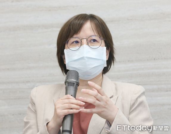 ▲▼衞褔部新任部長薛瑞元，率兩位政務次長李麗芬及新任次長王必勝記者會。（圖／記者屠惠剛攝）