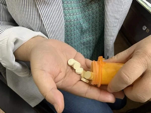 ▲確診者應依醫囑服藥，切勿自行增減或改變。（圖／榮總桃園分院提供／取服藥物示意圖）