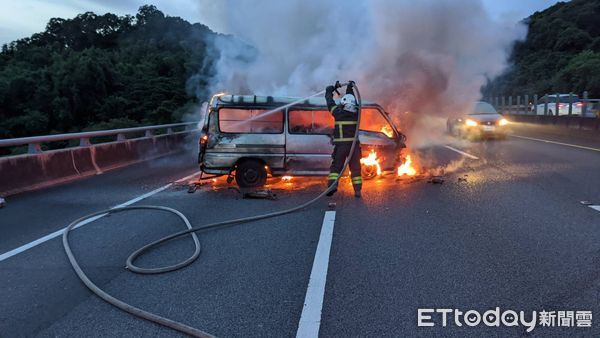 ▲▼國道三號南下苑裡路段箱型車爆胎撞護欄後起火燃燒，駕駛及時逃出，無人傷亡。（圖／記者蔡文淵翻攝）