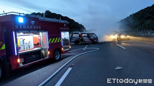 ▲▼國道三號南下苑裡路段箱型車爆胎撞護欄後起火燃燒，駕駛及時逃出，無人傷亡。（圖／記者蔡文淵翻攝）