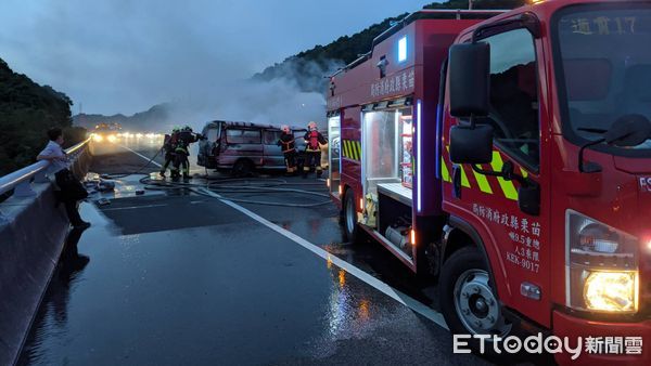 ▲▼國道三號南下苑裡路段箱型車爆胎撞護欄後起火燃燒，駕駛及時逃出，無人傷亡。（圖／記者蔡文淵翻攝）