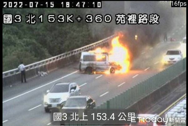 ▲▼國道三號南下苑裡路段箱型車爆胎撞護欄後起火燃燒，駕駛及時逃出，無人傷亡。（圖／記者蔡文淵翻攝）