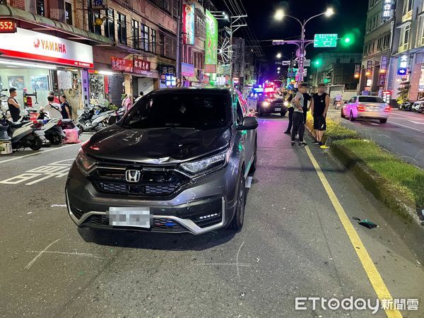 ▲萬里女穿越馬路遭撞擊 監視器畫面曝!她噴飛15米傷重不治。(圖/記者郭世賢翻攝)
