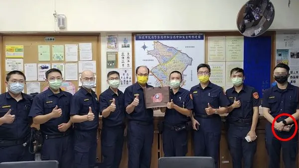 ▲▼中指。（圖／翻攝自臉書中和警好讚）