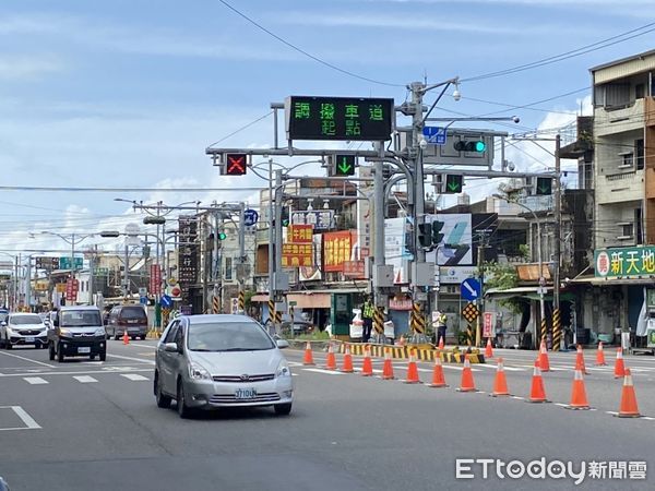 ▲枋寮警分局派員疏導交通、調撥車道            。（圖／記者陳崑福翻攝，下同）