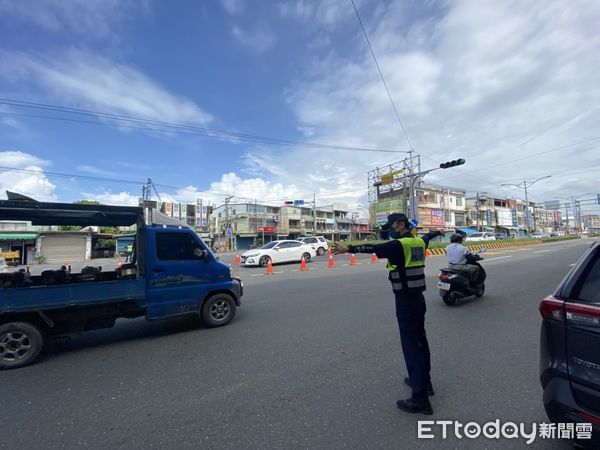 ▲枋寮警分局派員疏導交通、調撥車道            。（圖／記者陳崑福翻攝，下同）