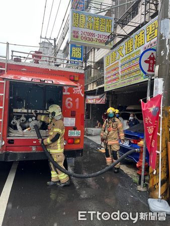 ▲台南市安南區同安路347巷内棟4樓透天民宅，16日上午傳出火警，3樓有濃煙竄出，消防人員布水線內射水搶救，火勢於20分鐘內撲滅。（圖／民眾提供，下同）