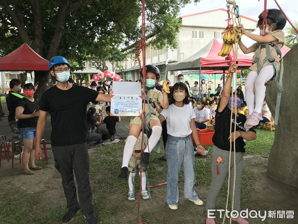 ▲西螺安定非營利幼兒園辦理畢業生攀樹摘畢業證書活動，為師生及家長留下美好回憶。（圖／記者蔡佩旻攝）