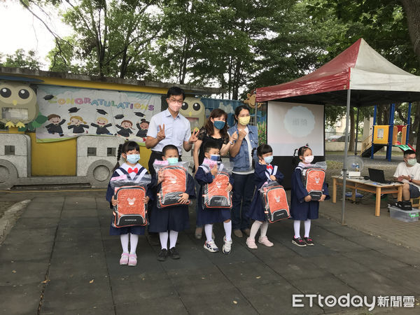 ▲西螺安定非營利幼兒園辦理畢業生攀樹摘畢業證書活動，為師生及家長留下美好回憶。（圖／記者蔡佩旻攝）