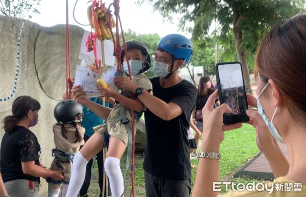 ▲西螺安定非營利幼兒園辦理畢業生攀樹摘畢業證書活動，為師生及家長留下美好回憶。（圖／記者蔡佩旻攝）