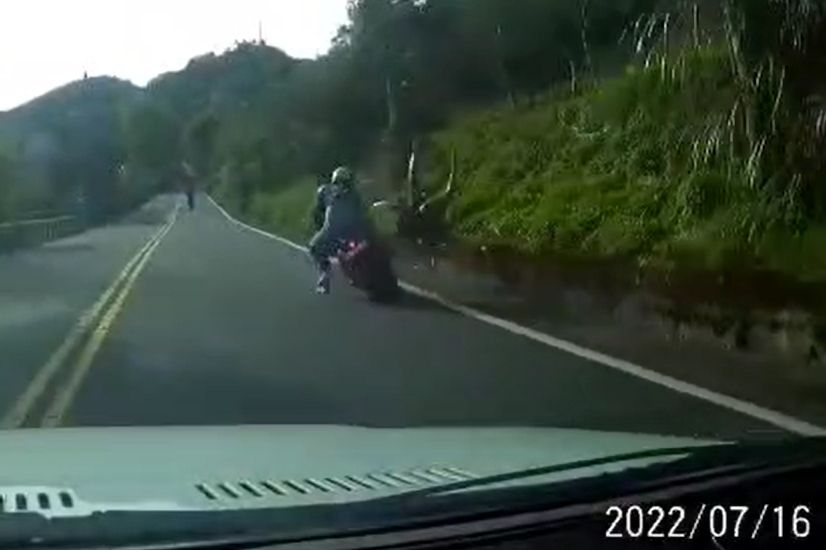 北宜紅牌重機一出彎…追撞前方自行車　騎士「翻跟斗」倒地送醫 | ETtoday社會新聞 | ETtoday新聞雲