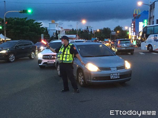 ▲恆春警方疏導交通             。（圖／記者陳崑福翻攝，下同）