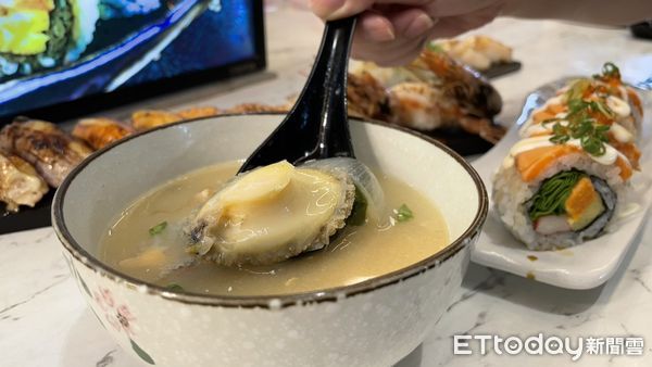 ▲東港華僑魚市場攤位餐廳推出288元的生魚片餐，要跟後壁湖搶客了             。（圖／記者吳奕靖攝）