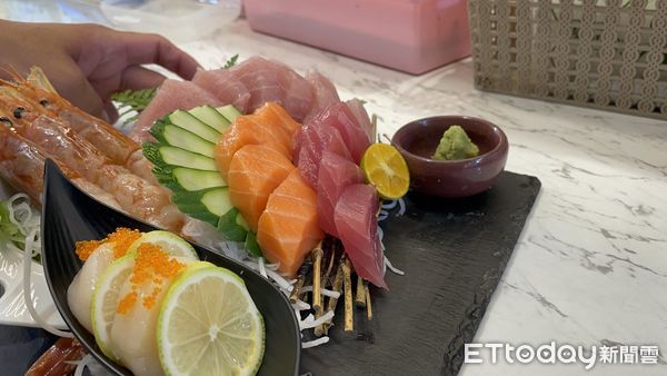 ▲東港華僑魚市場攤位餐廳推出288元的生魚片餐，要跟後壁湖搶客了             。（圖／記者吳奕靖攝）