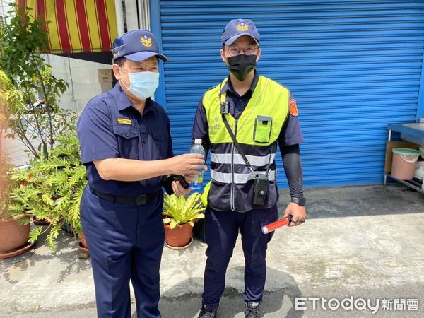 ▲屏東縣政府警察局長劉印宮慰問枋寮警分局員警辛勞             。（圖／記者陳崑福翻攝，下同）