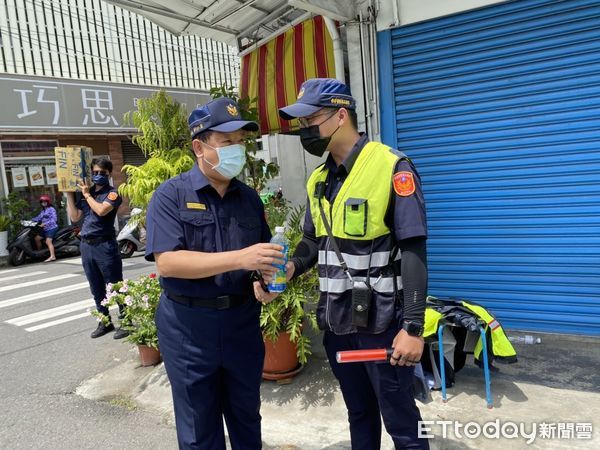 ▲屏東縣政府警察局長劉印宮慰問枋寮警分局員警辛勞             。（圖／記者陳崑福翻攝，下同）